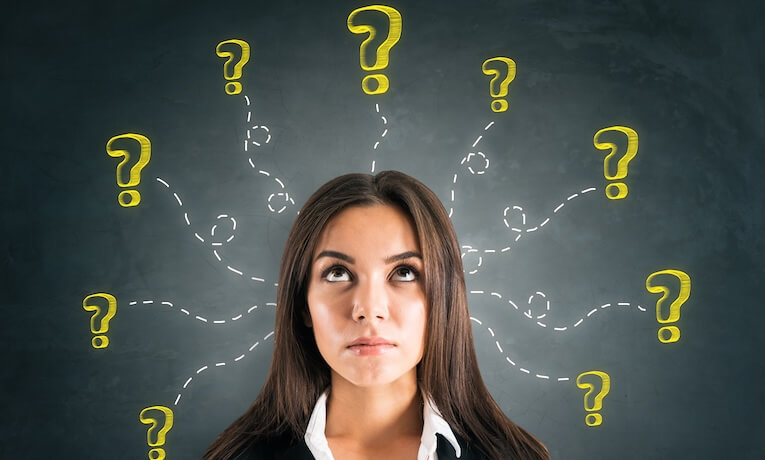mladá žena s otazníky kolem hlavy