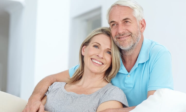 žena středního věku se opírá o muže