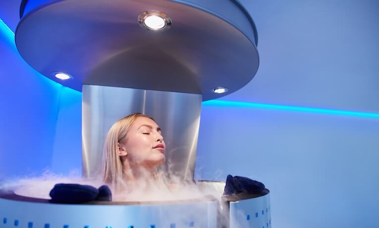 mladá žena na kryoterapii