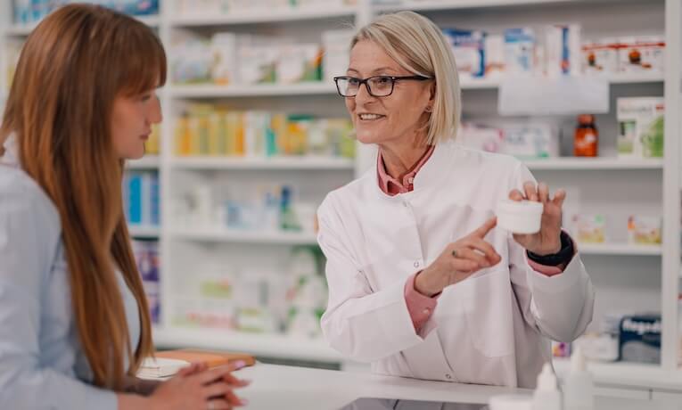 lékárnice vysvětluje zákaznici  