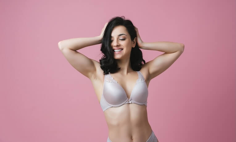 mladá žena v podprsence