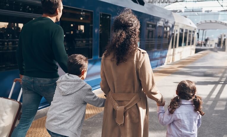 mladá čtyřčlenná rodina na vlakovém nástupišti