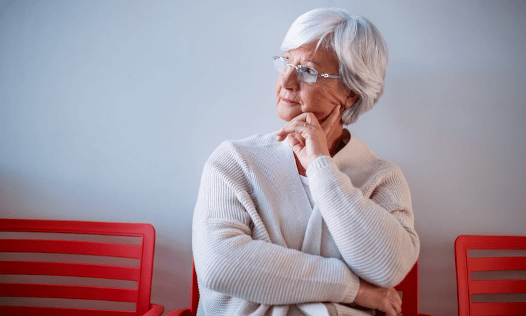 zamyšlená starší žena