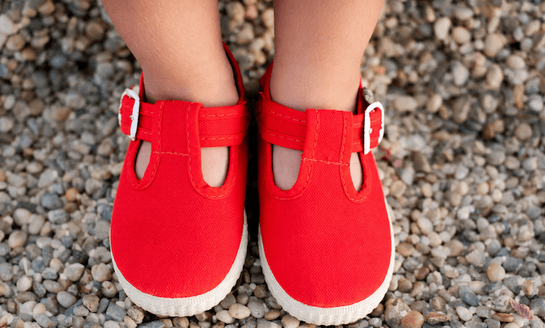 dětské nožičky v červených pantoflích