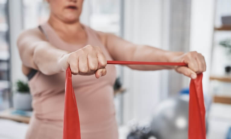 cvičení s posilovací gumou