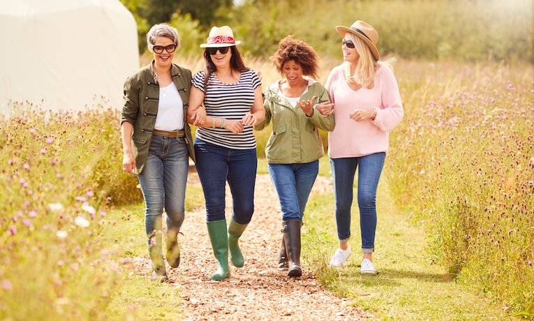 čtyři ženy na procházce v přírodě